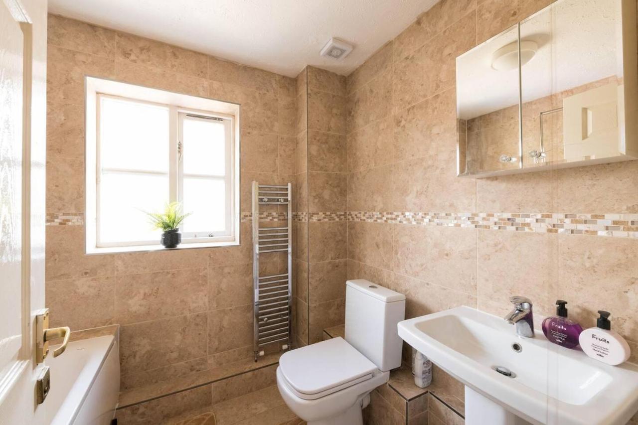 Modern & Spacious - Walk To London Excel- Parking Exterior foto
